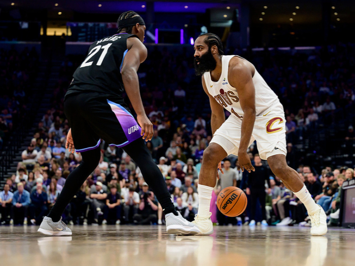 哈登加盟骑士首秀14助攻助