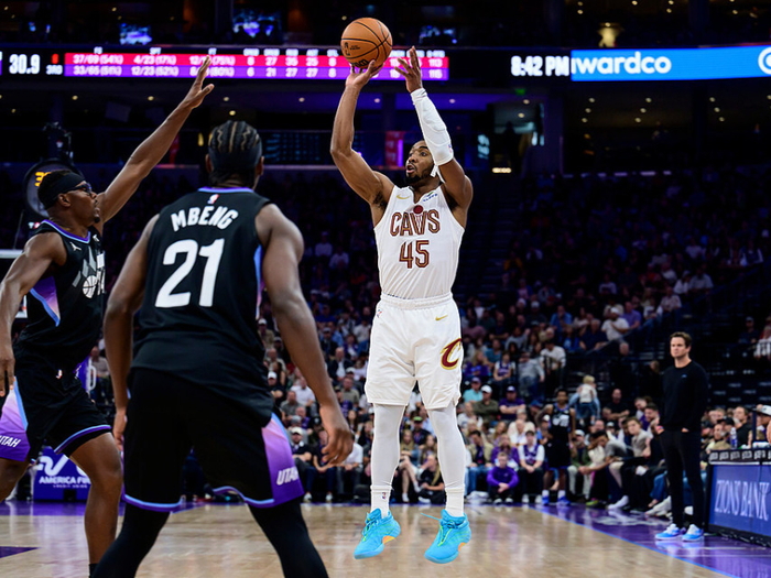 哈登加盟骑士首秀14助攻助球队取胜 季后赛魔咒