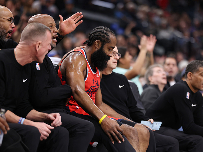 哈登加盟骑士首秀14助攻助球队取胜 季后赛魔咒