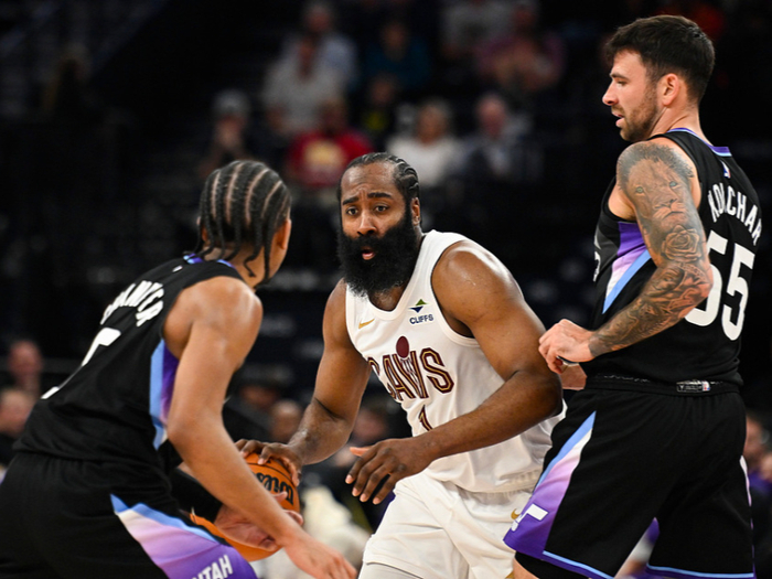 哈登加盟骑士首秀14助攻助球队取胜 季后赛魔咒