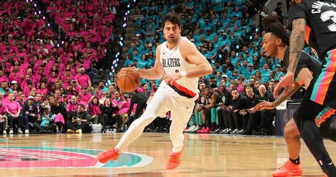 开拓者客场逆转马刺扳平总比分 文班亚马伤退成