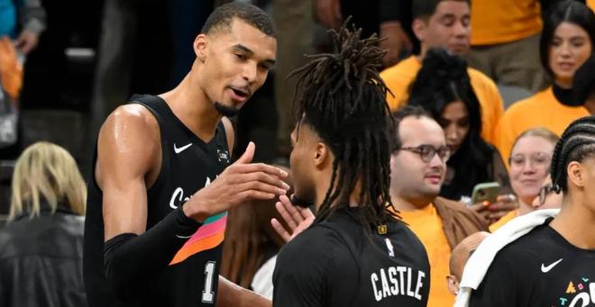 开拓者客场逆转马刺扳平总比分 文班亚马伤退成