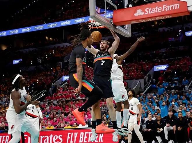 开拓者客场逆转马刺扳平总比分 文班亚马伤退成