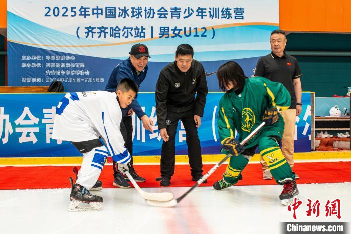 齐齐哈尔启动U12冰球训练营 58名小将开启15天技能